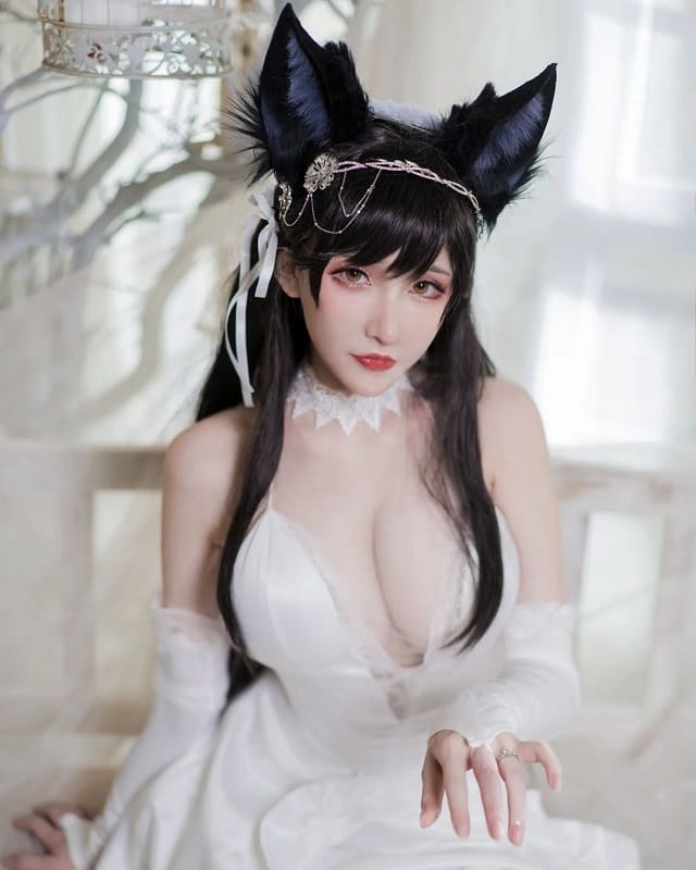 在下萝莉控ii碧蓝航线爱宕白色礼服COS写真：冷白调优雅还原与俏皮吐舌的反差表现
