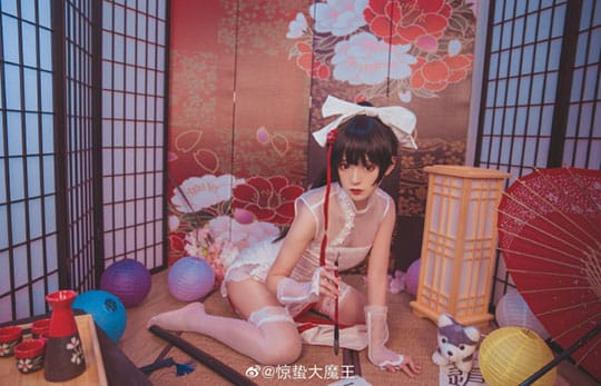 奶文文 COS 碧蓝航线高雄·獒,旗袍红斗篷还原古典兽娘造型