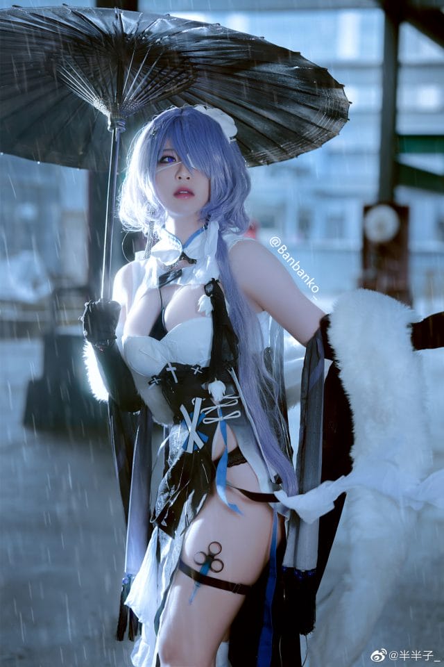 半半子COS明日方舟絮雨，紫发蓝瞳旗袍雨中写真