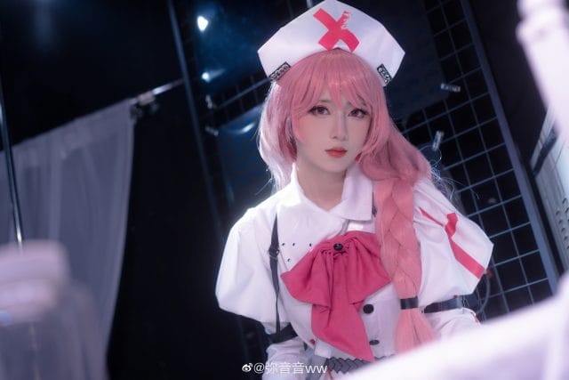 弥音音ww COS《无期迷途》安妮护士造型，粉色麻花辫闯入手术室
