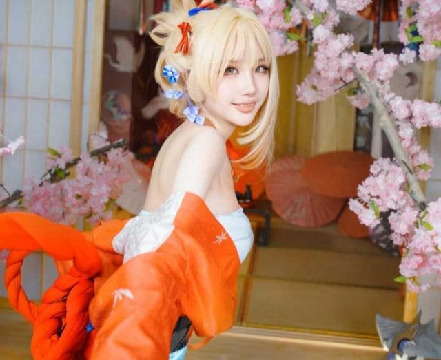 CatDemon喵崽原神宵宫COS写真：橙色和服与夏祭烟花氛围的明快还原