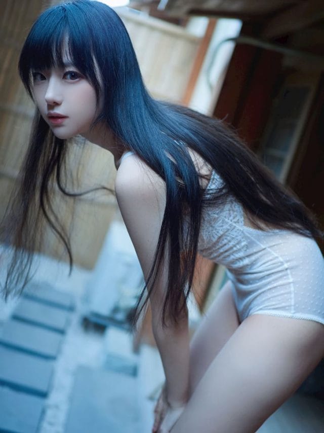 Shika小鹿鹿水边的泳装写真：纯白连体衣勾勒温泉池畔的柔美身姿