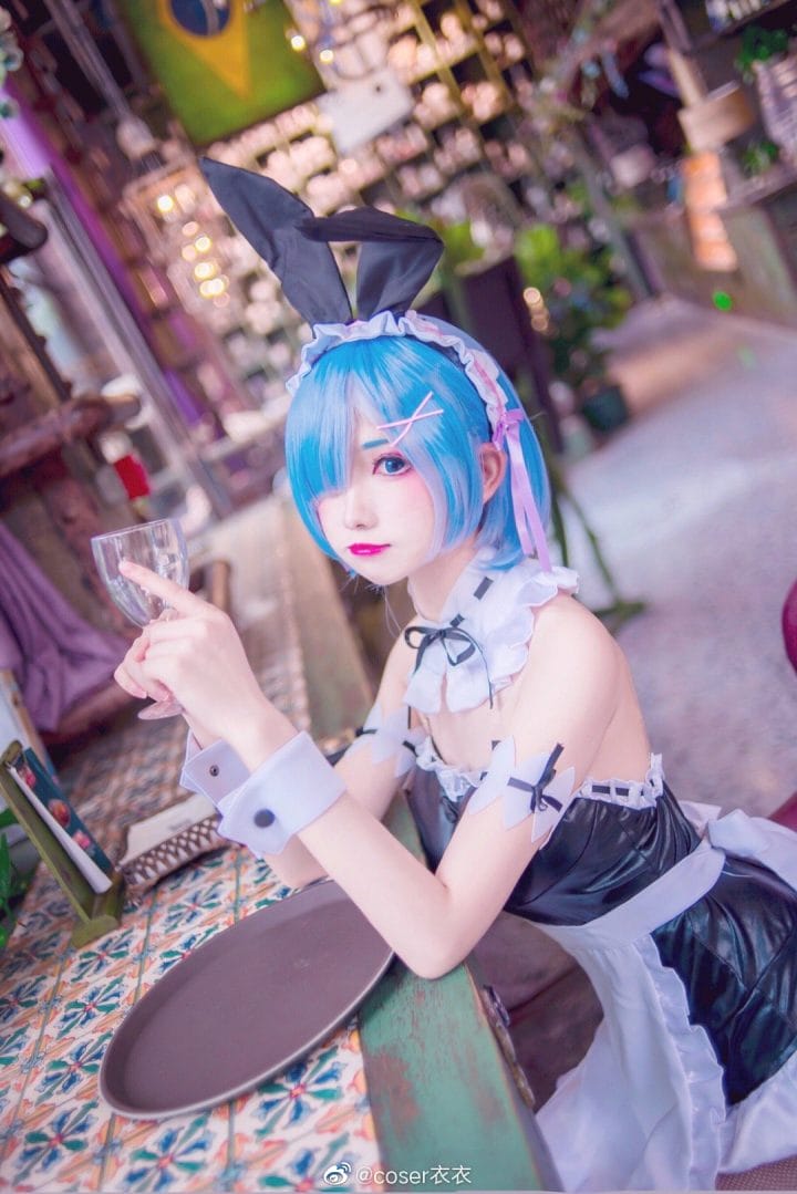 衣衣cos《Re:Zero》蕾姆女仆装 深蓝眼眸还原温柔坚毅气质