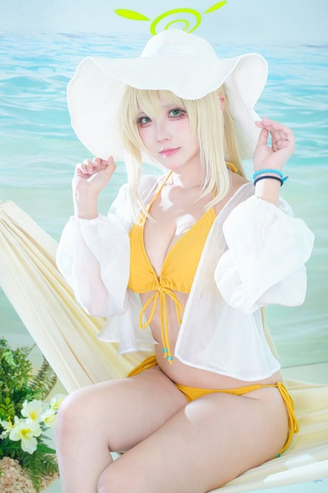 桃景三酪COS《蔚蓝档案》野乃美，黄色比基尼度假造型亮相C102