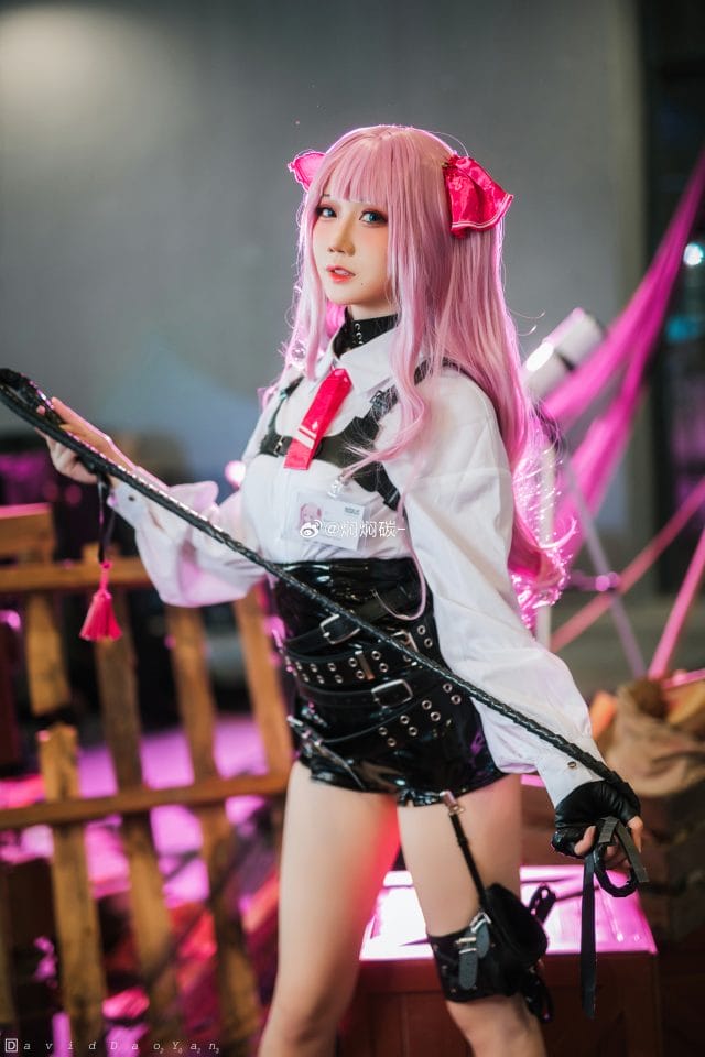 焖焖碳COS尤妮：广州萤火虫嘉年华《胜利女神：妮姬》粉发鞭子造型现场图
