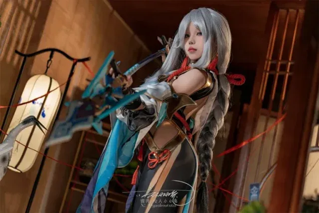咬人小小兔出镜原神申鹤COS,银发蓝眸搭配修身长衣展现清冷仙姿