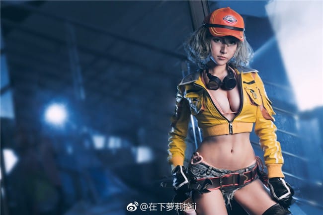 在下萝莉控ii希德妮COS写真：最终幻想XV修车妹的性感还原与工坊场景演绎