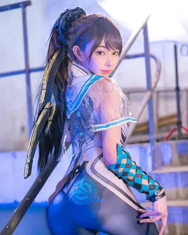 Zoe_So还原剑星伊芙战斗装备造型，角色气质与肢体表现力兼具
