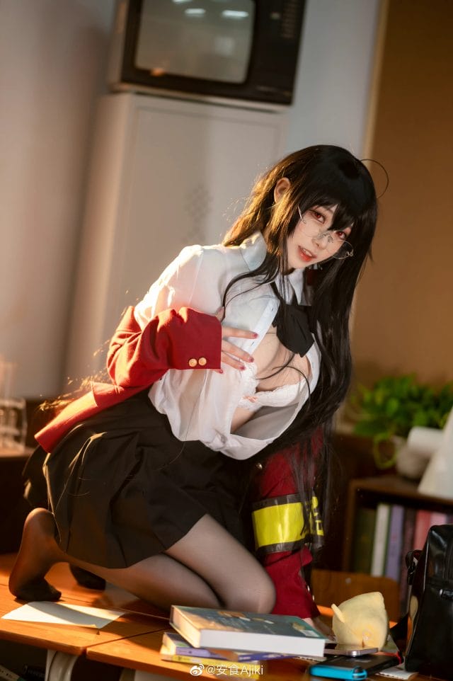 安食Ajiki碧蓝航线大凤JK校服版写真，放学后的甜系校园图赏