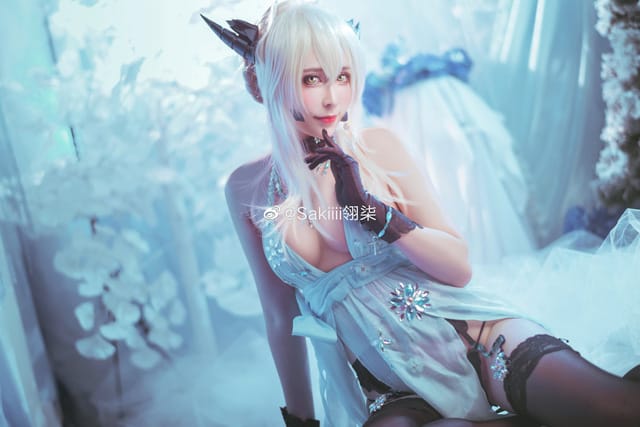 Sakiiii翎柒《Fate/Grand Order》阿尔托莉雅COS，金发骑士铠甲细节完整还原