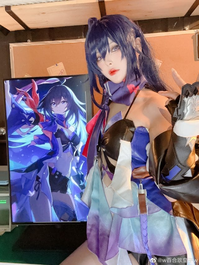 w百合欧皇子w COS崩坏星穹铁道希儿:紫色长发搭配暗调侧光,冷冽眼神还原蝴蝶代号的酷飒气质