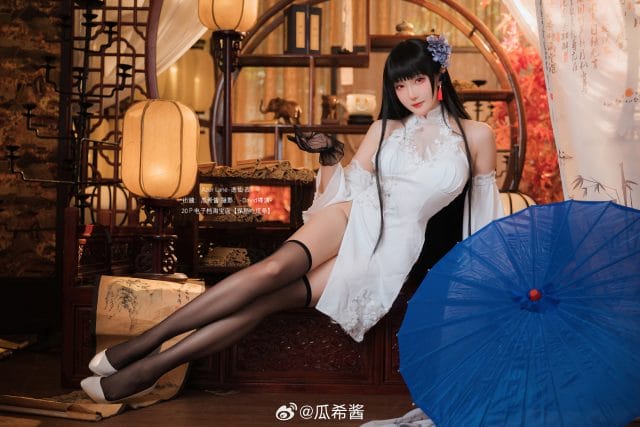 瓜希酱碧蓝航线逸仙COS写真：白旗袍古典书房还原东煌舰娘的清冷韵味