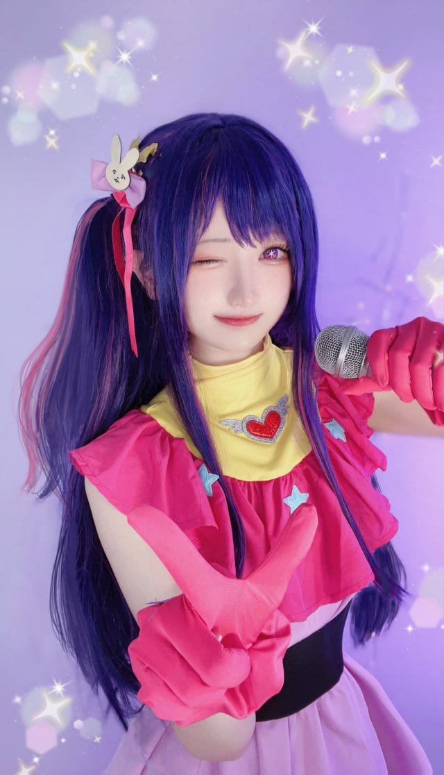 千阳快起床 COS《我推的孩子》星野爱,粉紫舞台装还原爱酱招牌比心与眨眼