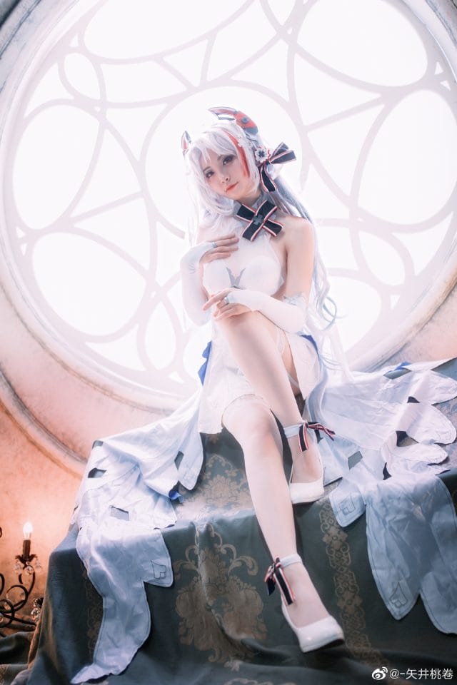 矢井桃卷COS《碧蓝航线》欧根亲王花嫁版：银发红瞳与白色婚纱的优雅还原