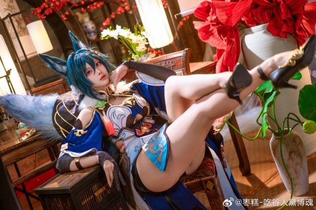 枣糕-吃谷人黛博魂COS星穹铁道驭空,墨绿长发狐耳飞行士制服书房与温泉双场景还原