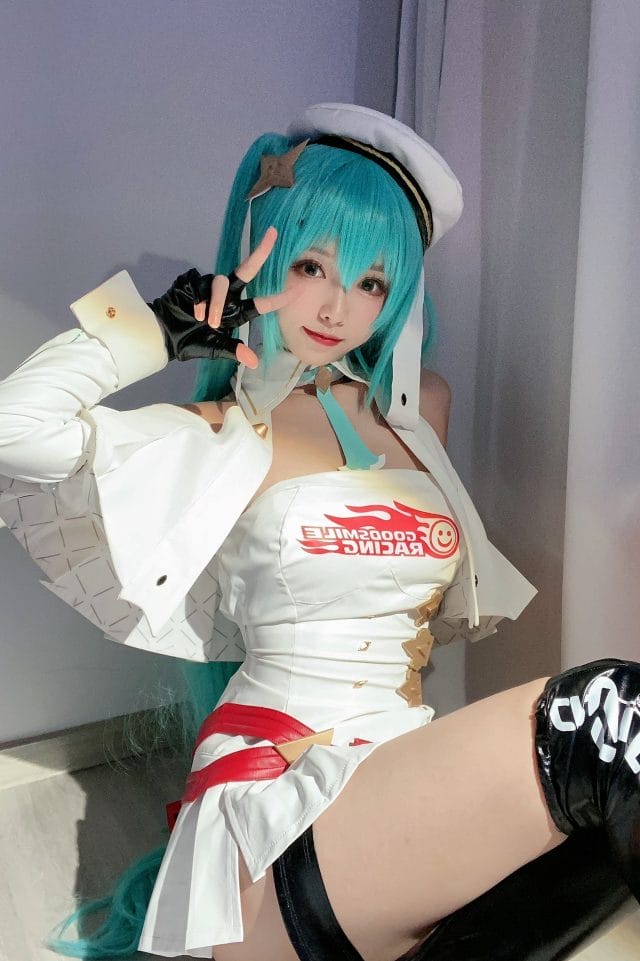 大大卷卷小卷COS Racing Miku 2023初音未来 赛车服细节还原与清爽妆造赏析