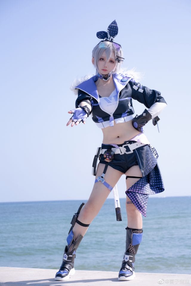 菌子宝宝COS银狼海边写真:银白马尾战斗服搭配自然光,崩坏星穹铁道星核猎手高还原图集