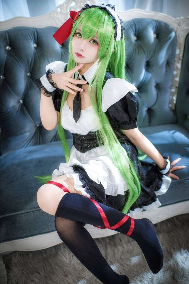菌儿rikushi- COS《反叛的鲁路修》C.C.女仆装写真：翠绿长发搭配欧式复古场景，慵懒神秘气质还原到位