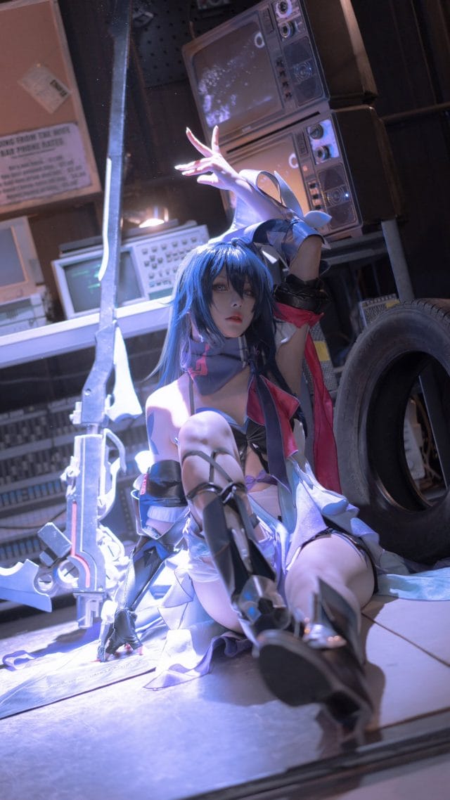 w百合欧皇子w COS崩坏星穹铁道希儿:紫色长发搭配暗调侧光,冷冽眼神还原蝴蝶代号的酷飒气质