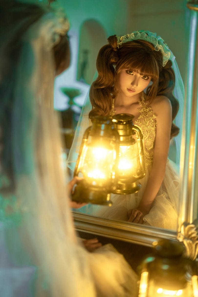 蠢沫沫小娇妻COS写真:复古钢琴房里的白裙温柔居家氛围