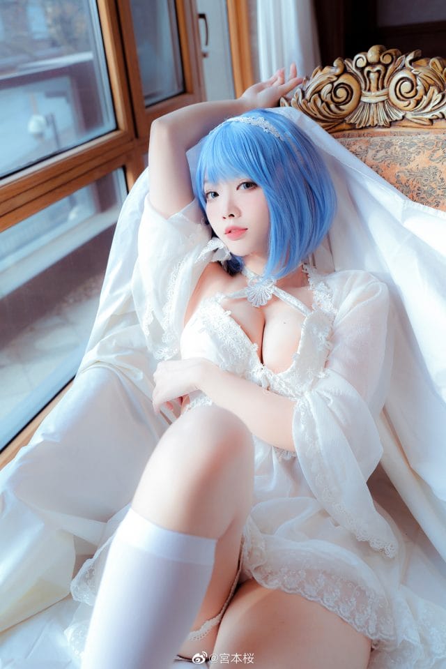 宮本桜碧蓝航线恰巴耶夫COS:白骑兵假日纯白礼服慵懒写真