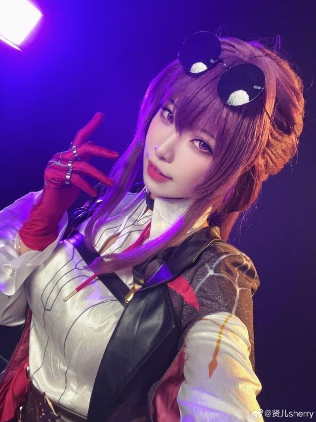 贤儿sherry《崩坏：星穹铁道》卡芙卡COS图集：紫色波浪长发搭配墨镜高马尾，白衬衫黑裤红手套还原神秘气质