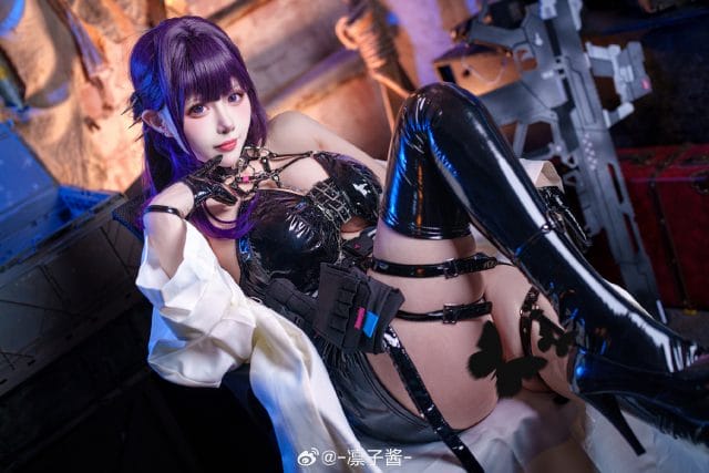 凛子酱COS米哈拉图集,《胜利女神:妮姬》紫发黑裙写实还原
