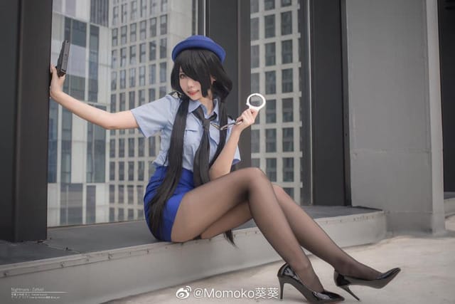 Momoko葵葵女警版时崎狂三COS：制服与哥特精灵碰撞的暗调写真