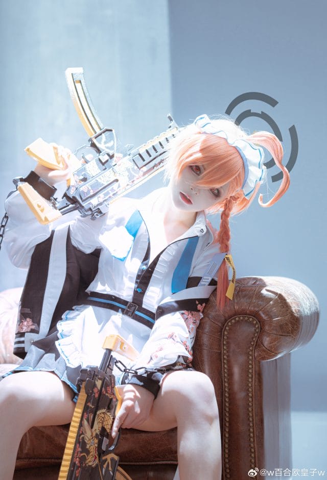 w百合欧皇子w cos蔚蓝档案美甘妮露，红瞳橘发还原千禧特工的酷帅
