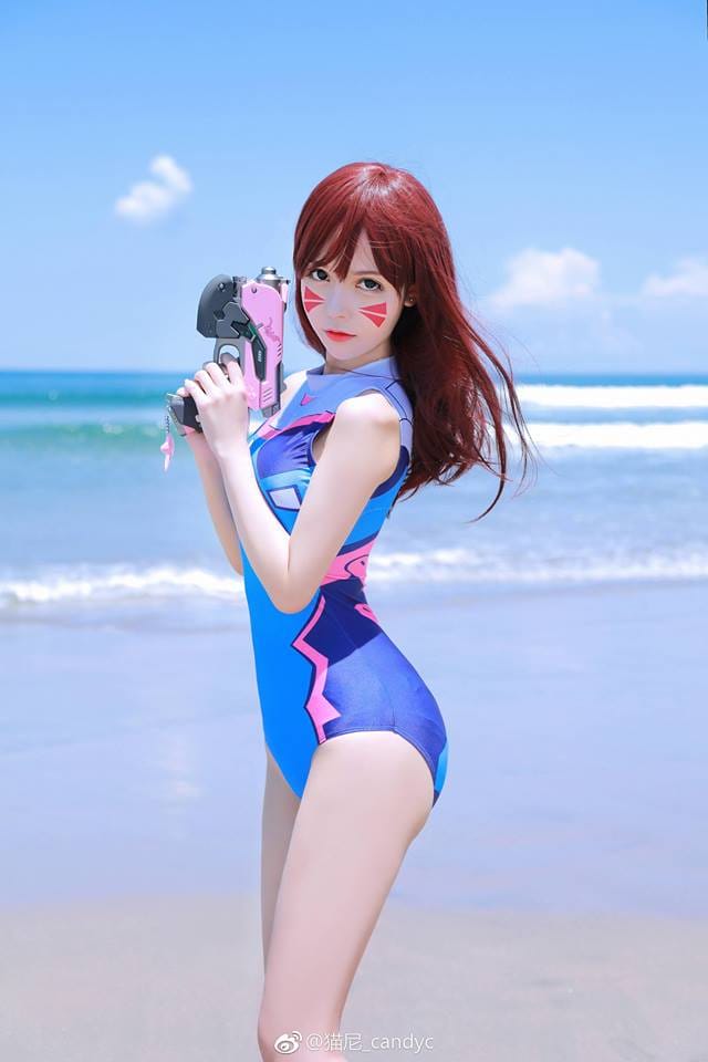 猫尼_Neko《守望先锋》D.Va比基尼海边COS 蓝白配色演绎宋哈娜度假造型