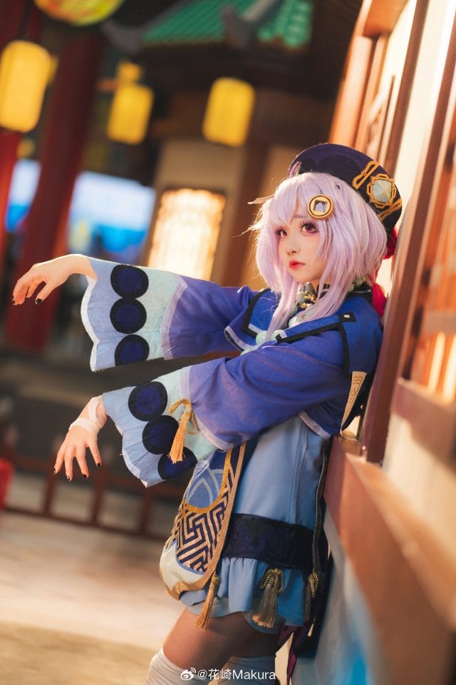 花崎Makura cos《原神》七七，粉紫双丸子头配红色瞳光还原细腻