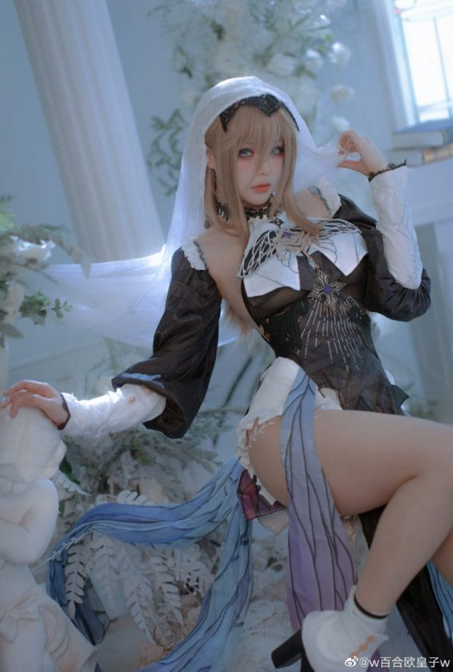 w百合欧皇子wCosplay崩坏3阿波尼亚，微光暗调还原修女典雅气质