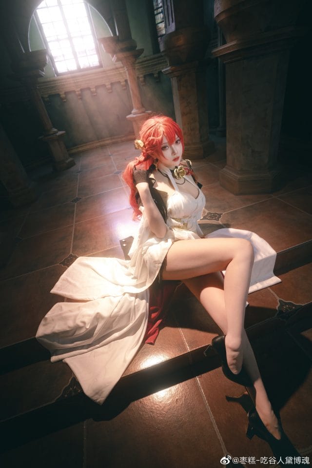 枣糕-吃谷人黛博魂COS崩坏星穹铁道姬子:红发白裙黑外套造型,翘腿坐姿还原角色自信气质