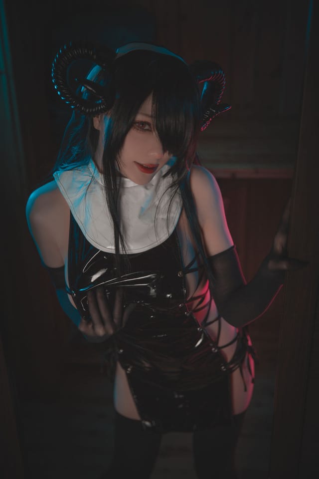 起司块wii 魅魔修女 COS,黑色绑带皮衣裙演绎妩媚与禁欲反差