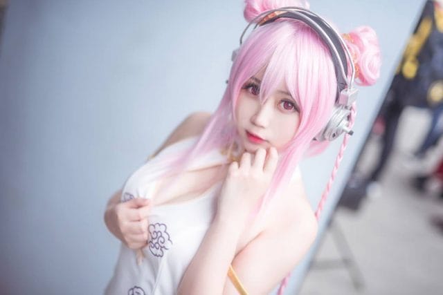 依依超级懒超级索尼子COS写真:娃娃脸搭配魔鬼身材的甜美私房图集