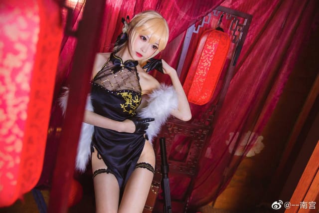 南宫《少女前线》OTs-14旗袍版COS：黑底金纹造型还原枪娘气质