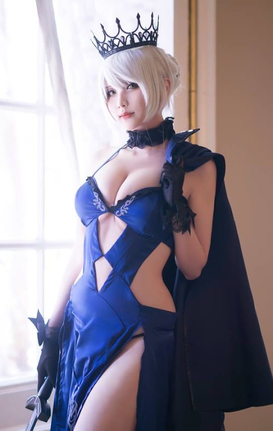 HanaBunny《Fate/EXTRA》尼禄红色礼装COS写真，火辣身材高还原