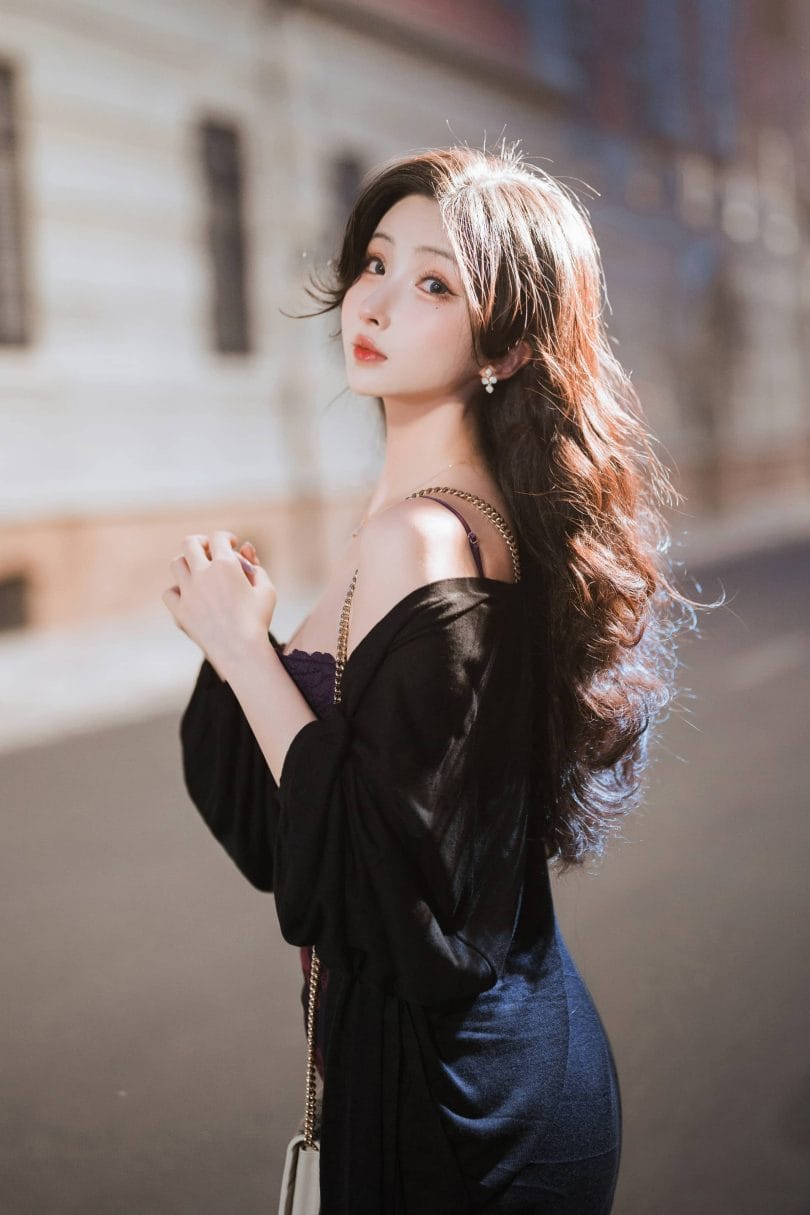 肉扣热热子「美艳小妈」COS写真:老洋房与霓虹街景下的成熟风情