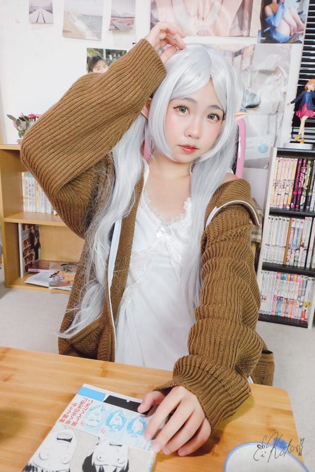 Kotoro芙莉莲睡衣居家COS写真,复古客厅里的慵懒千年少女