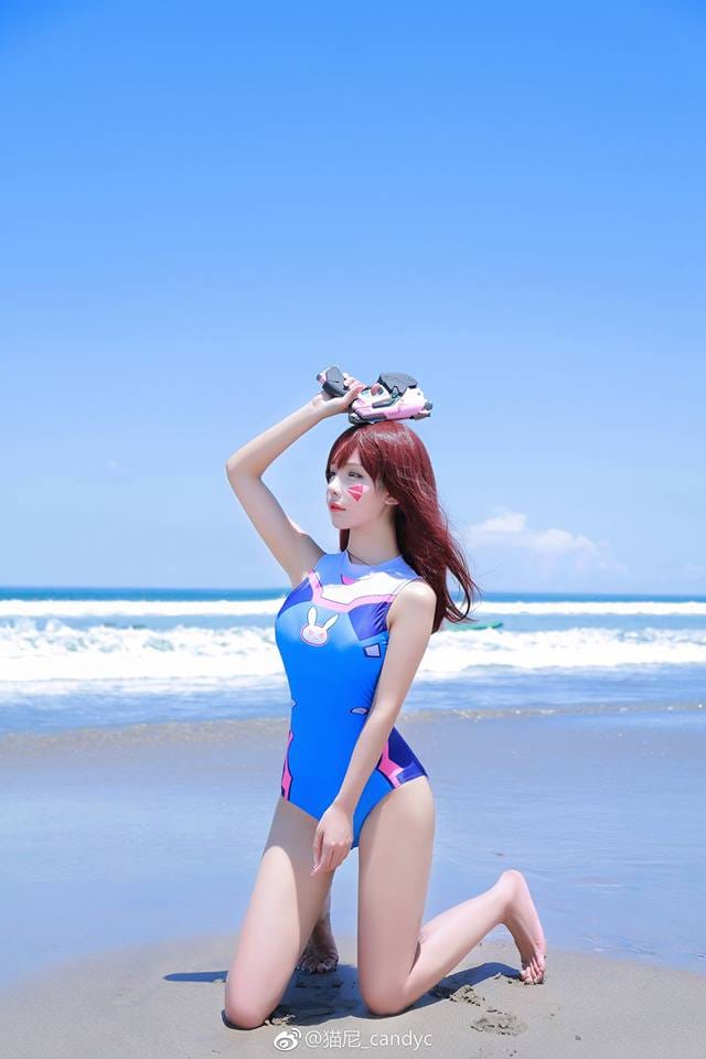 猫尼_Neko《守望先锋》D.Va比基尼海边COS 蓝白配色演绎宋哈娜度假造型