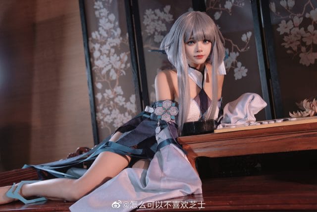 怎么可以不喜欢芝士COS原神哈艮图斯，古典书房里还原尘之魔神的慵懒气质