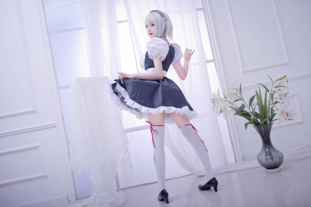 Shika小鹿鹿碧蓝航线天狼星女仆COS:银发红瞳还原皇家侍女的克制优雅