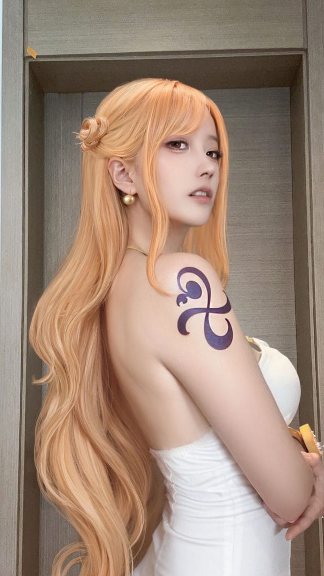 老虎尾巴呢《海贼王》娜美COS:白裙红裙两套造型还原"小贼猫"气质