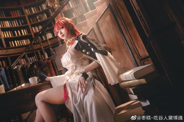 枣糕-吃谷人黛博魂COS崩坏星穹铁道姬子:红发白裙黑外套造型,翘腿坐姿还原角色自信气质