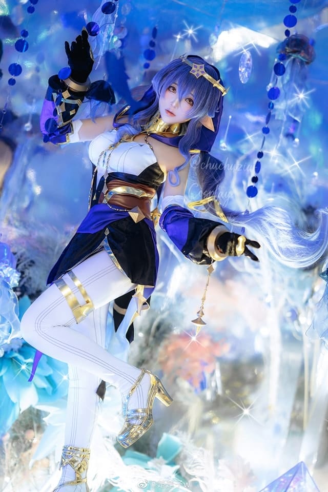 楚楚子w原神莱依拉COS：星空披风与梦游少女的清冷还原
