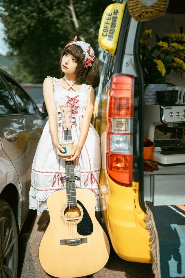 蠢沫沫把车改成移动咖啡车开到洱海 穿女仆装弹吉他卖咖啡