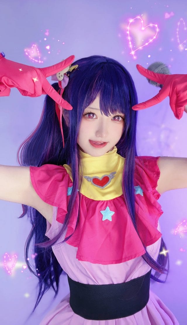 千阳快起床 COS《我推的孩子》星野爱,粉紫舞台装还原爱酱招牌比心与眨眼