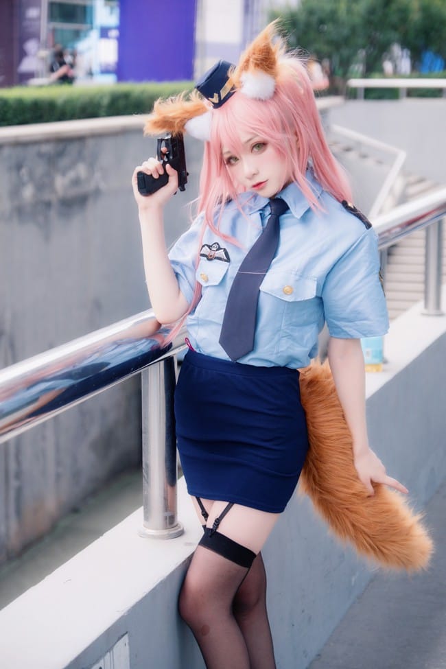 chase起司女警版玉藻前COS:深色制服与狐耳尾巴的反差演绎