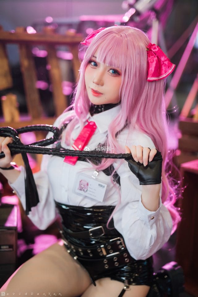 焖焖碳COS尤妮：广州萤火虫嘉年华《胜利女神：妮姬》粉发鞭子造型现场图