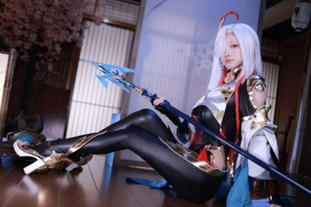 水淼aqua 原神申鹤 COS 图集，白蓝仙衣清冷还原眼神带着锐气